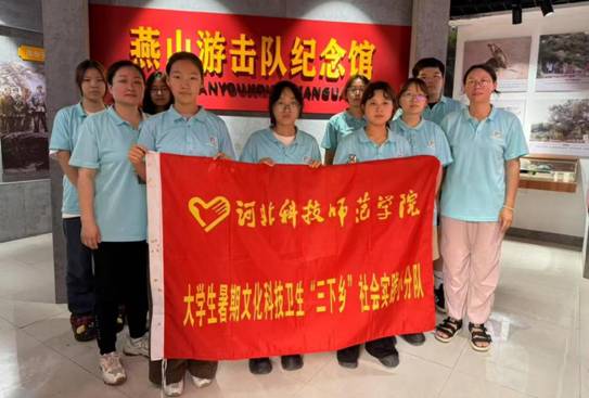 7-李鑫,毕翼飞老师带领参观燕山游击队纪念馆