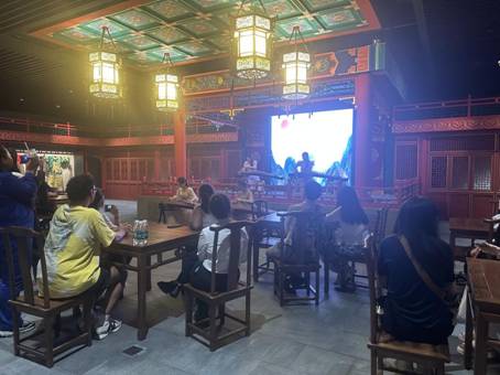 实践队员面向外国游客进行器乐展演